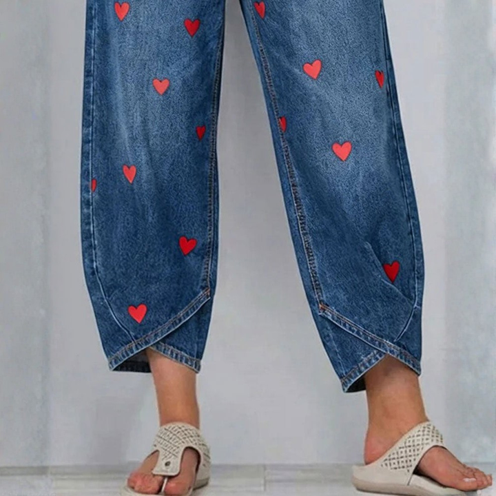 ROMINA | PANTALONI CON STAMPA A CUORI, IN DENIM, ALLA CAVIGALLA