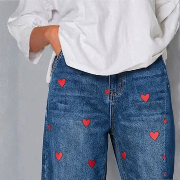 ROMINA | PANTALONI CON STAMPA A CUORI, IN DENIM, ALLA CAVIGALLA